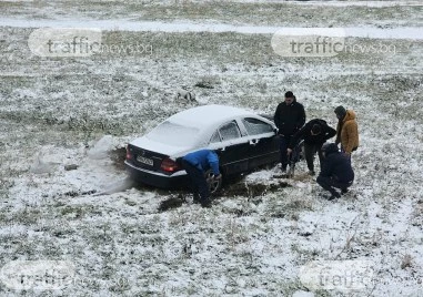 Часове наред продължи спасителната операция по отклещването на кола закопала