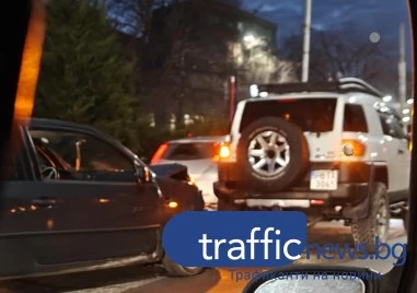 Верижна катастрофа с три коли затруднява движението по възлов булевард в Пловдив