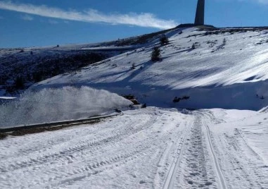 Заради лошите метеорологични условия е затворен за движение в двете