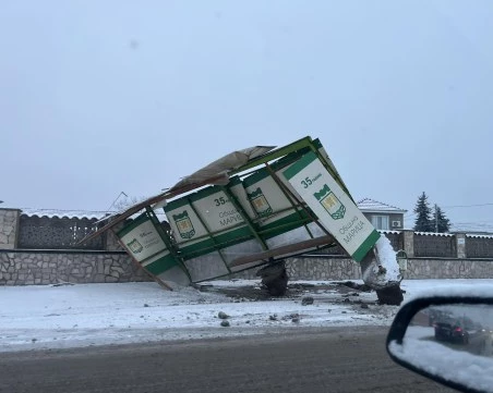 Автобус отнесе спирка в скутаре и избяга
