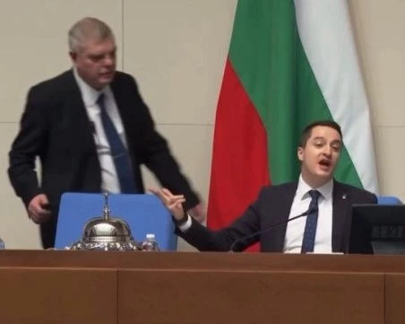 Божанков седна на председателското място в НС и удари звънеца преди да го изгонят