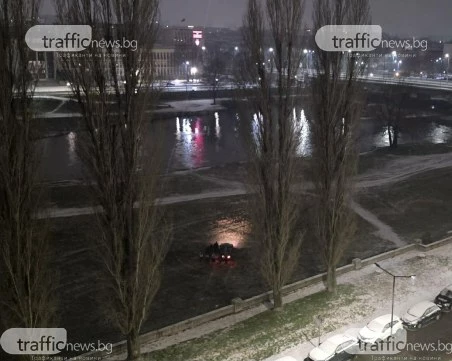 Лек автомобил заседна в коритото на Марица в Пловдив