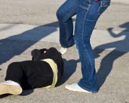 Три момичета се сбиха жестоко заради момче в София