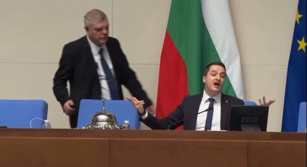 Божанков седна на председателското място в НС и удари звънеца преди да го изгонят