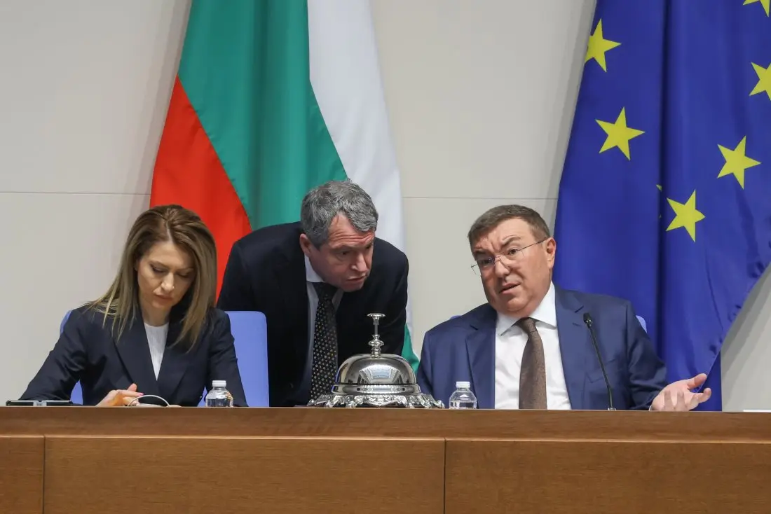 Прекъснаха заседанието заради промените в Изборния кодекс след напрежение в пленарна зала