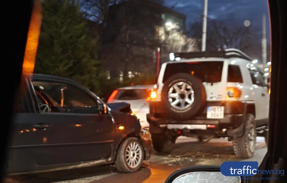 Верижна катастрофа с три коли затруднява движението по възлов булевард в Пловдив