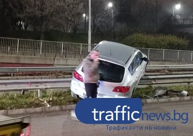 Кола се озова на мантинелата на Коматевския възел в Пловдив, има голямо задръстване