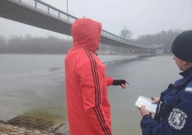 Спортуващи пловдивчани спасили жената, която падна във ледените води на Гребна база