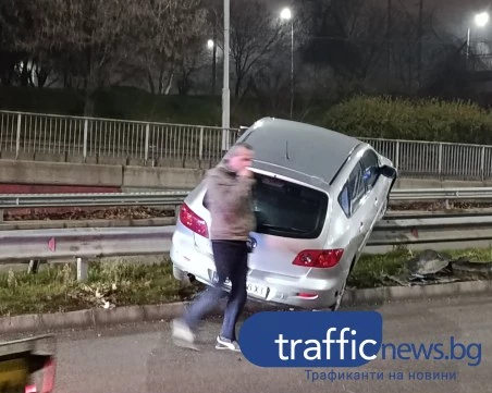 Кола се озова на мантинелата на Коматевския възел в Пловдив, има голямо задръстване
