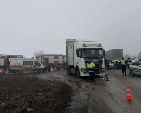 Мъж загина при катастрофа между два камиона и две коли във Врачанско