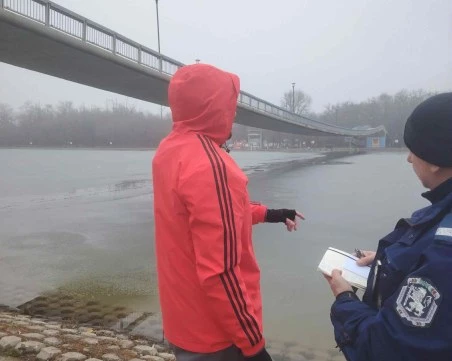 Спортуващи пловдивчани спасили жената, която падна във ледените води на Гребна база