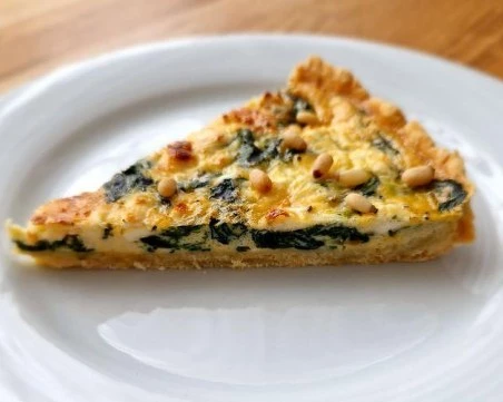 Вкусен и лесен тарт със спанак и сирене