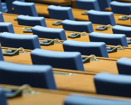 Втори провал на депутатите да започнат работа, пробват за последно в 10 ч.