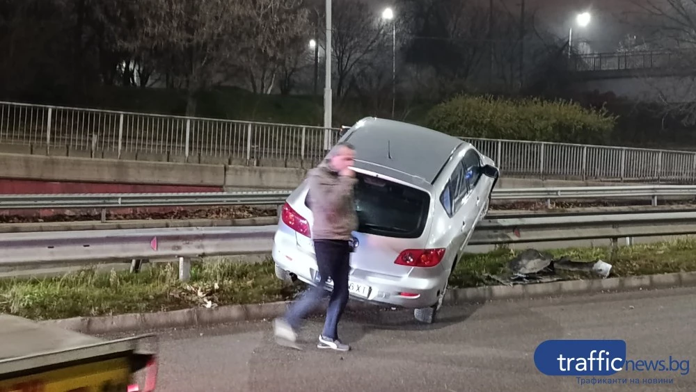 Кола се озова на мантинелата на Коматевския възел в Пловдив, има голямо задръстване