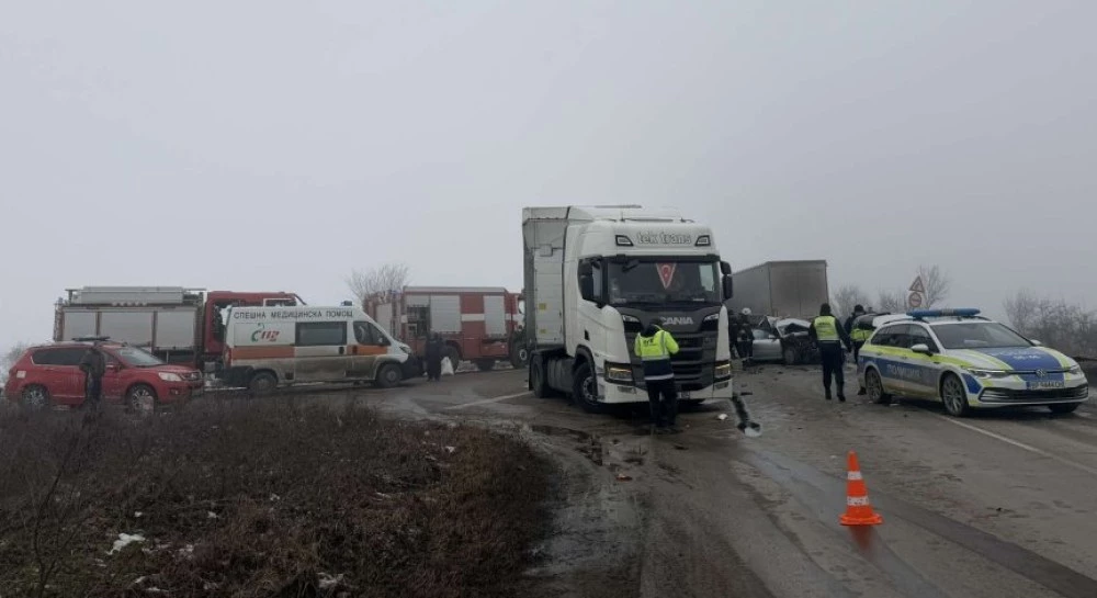 Мъж загина при катастрофа между два камиона и две коли във Врачанско