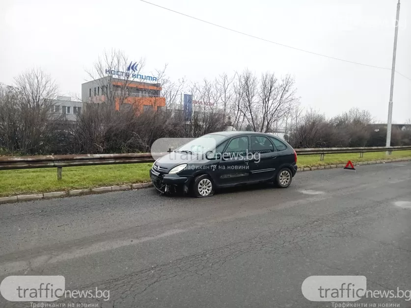 Двете коли, които бяха зарязани потрошени и със спаднали гуми