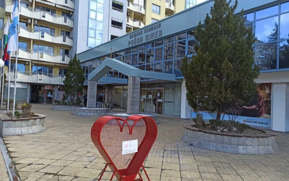 След обмяна в банка: Двама следели възрастен мъж, откраднали парите му пред кметството в Кючука