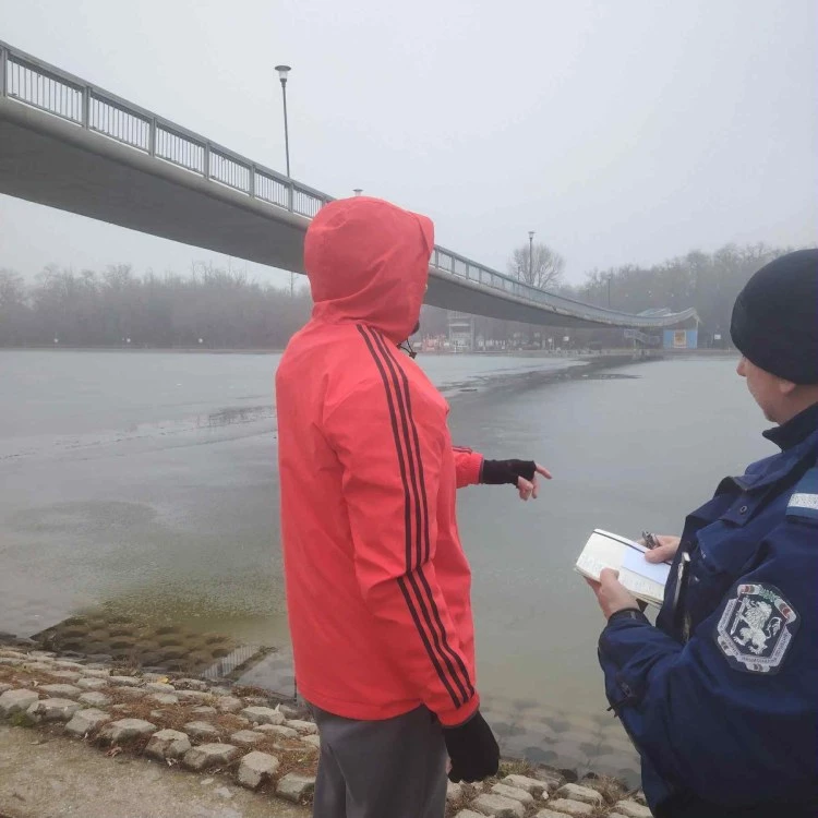Спортуващи пловдивчани спасили жената, която падна във ледените води на Гребна база