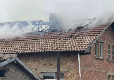 Къщи и склад за дърва горяха в Старозагорско Сигналът е подаден