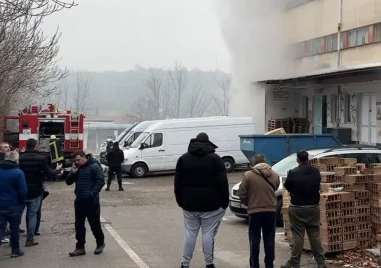 Пожар избуха в склад за козметични продукти в Хасково