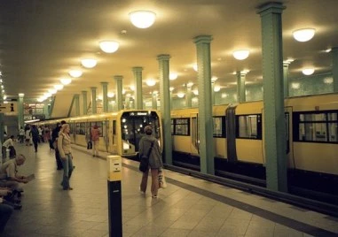 Тийнейджър загина от токов удар на метростанция в Берлин, опитал да вземе електронната си цигара