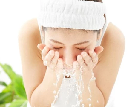 Измиване с газирана вода: Тайната на японките за сияйна и здрава кожа