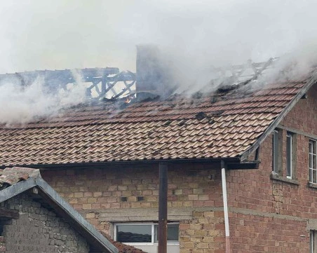 Къщи и склад за дърва горяха в Старозагорско