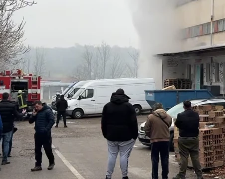 Пожар избуха в склад за козметични продукти в Хасково