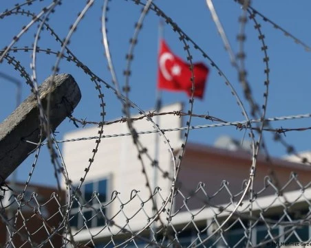 В Турция осъдиха опозиционен кмет на затвор по обвинения в тероризъм