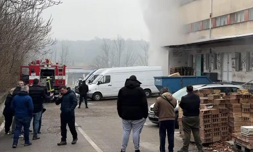 Пожар избуха в склад за козметични продукти в Хасково