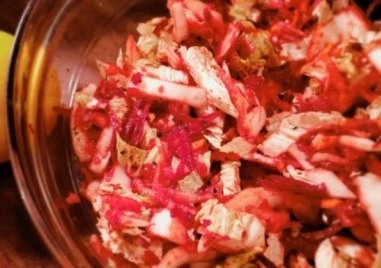 Необходими продукти китайско зеле  1 малка зелкачервено цвекло  1 главабяла