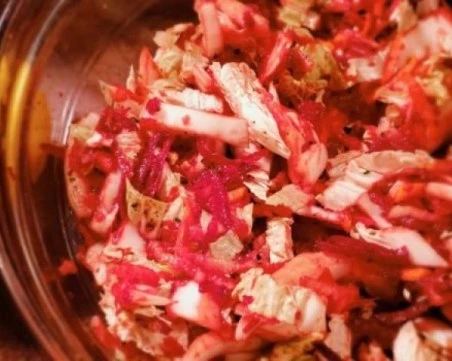 Бърза и свежа - зимна салата с бяла ряпа и цвекло