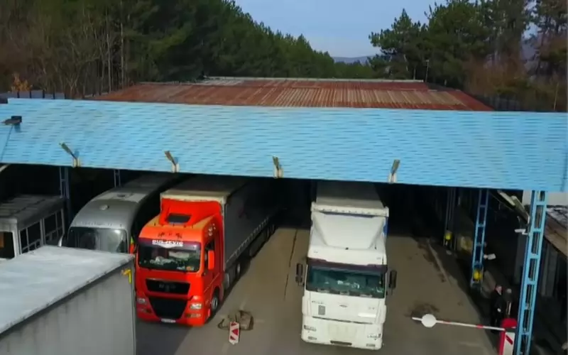 Сръбски и македонски превозвачи блокират западната ни граница утре