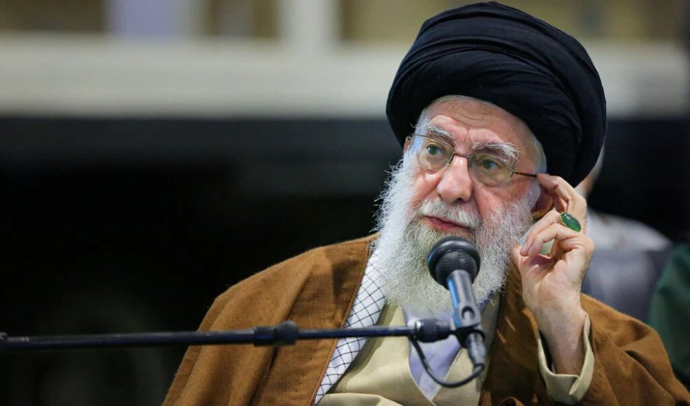 Върховният лидер на Иран се е укрил в бункер