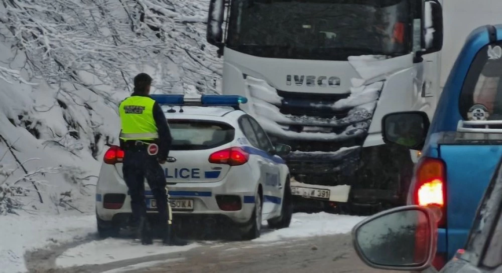 Дете загина при тежка катастрофа с камион на Прохода на Републиката, тираджията опитал да избягал