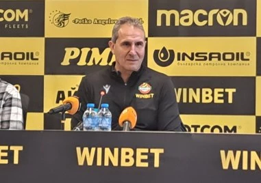 Старши треньорът на Ботев Димитър Димитров Херо говори при прибирането