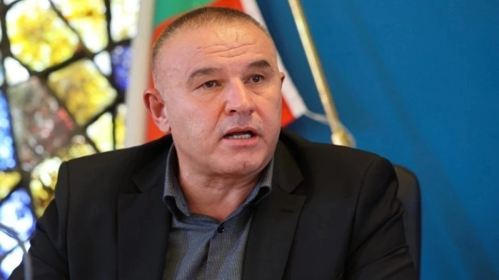 Стефан Ботев който все още е вписаният от съда президент