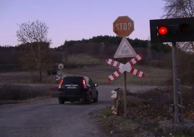 Влак блъсна пешеходец на жп прелез край Пловдив