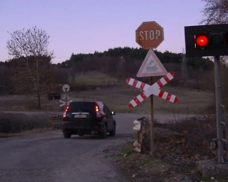 Влак блъсна пешеходец на жп прелез край Пловдив