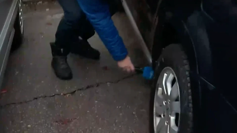 Два пъти крадат номерата на кола, столичанин спи под нея, за да я пази