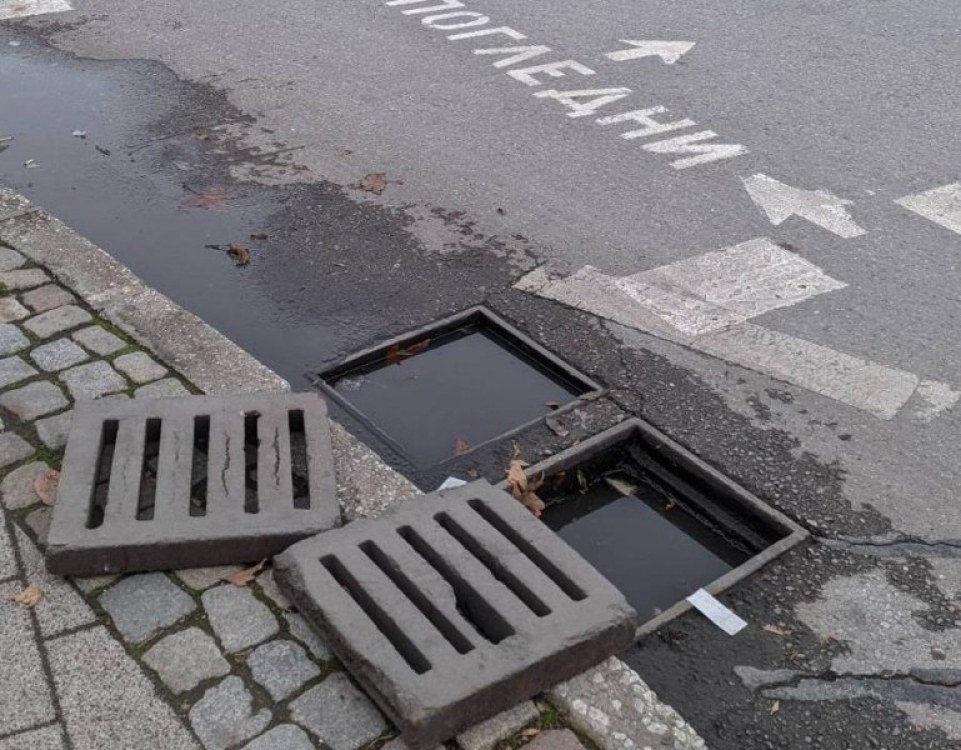 Двамата мъже, хванати да крадат капаци на шахти в Пловдив - спипани минути след деянието