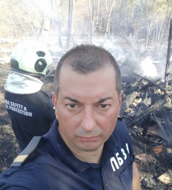 Пожарникарската униформа за огнебореца Емил Максимов не е просто работно
