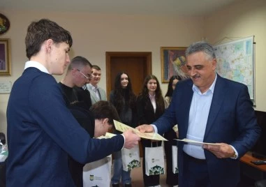 Кметът на Община Марица Димитър Иванов връчи грамоти на ученици