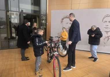 Кметът на район Тракия Георги Гатев дари три велосипеда на