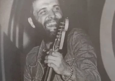 Той свиреше в най известните софийски групи за онова време