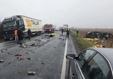 Изключително тежък пътен инцидент причини трагедия в Румъния съобщават колегите