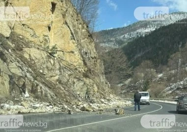 Свлачище затруднява движението по пътя Смолян – Баните съобщават от