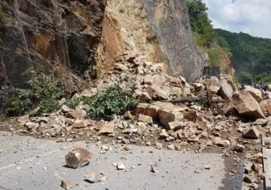 Затварят прохода Троян-Кърнаре заради свлачище