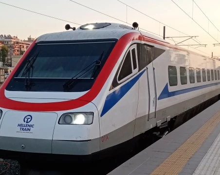 Дърво падна върху движещ се влак в Гърция