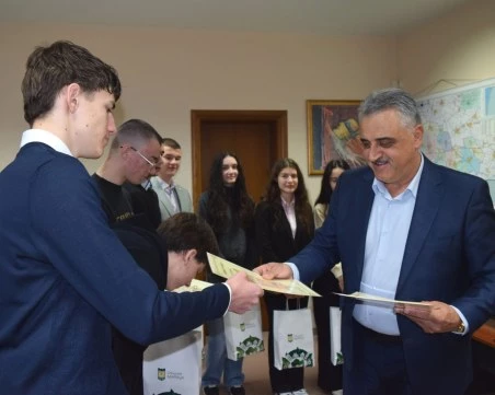 Димитър Иванов връчи грамоти на младежи от Ротари за благотворителна кампания